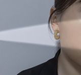 1 par de aretes chapados en oro de 18 quilates de acero inoxidable chapado en color sólido con forma de C estilo moderno informal