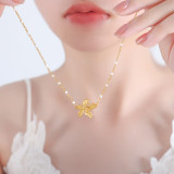 Collar colgante chapado en oro de 18 quilates con revestimiento de esmalte de acero de titanio y perla artificial de flor dulce