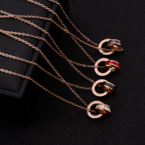 Collar con colgante chapado en oro de 18 quilates con incrustaciones de acero de titanio y número circular de estilo simple y elegante