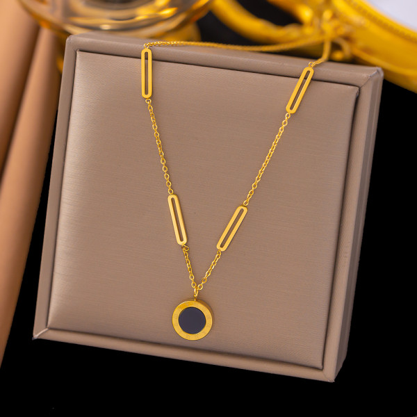 Collar con colgante chapado en oro de 18 quilates de acero de titanio geométrico de estilo simple
