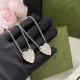 Collar con colgante de acero de titanio con forma de corazón y letras de estilo simple