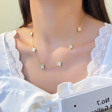 Moda Trébol de cuatro hojas Forma de corazón Chapado en acero de titanio Perlas artificiales Collar con colgante de circón 1 pieza