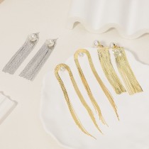 1 par de pendientes de gota chapados en oro con perlas artificiales de cobre y acero inoxidable con incrustaciones pulidas y borlas elegantes