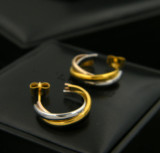 1 par de aretes chapados en oro de 18 quilates con revestimiento de acero de titanio en forma de C de estilo simple