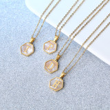 Collar de concha con incrustaciones de acero inoxidable con letra hexagonal de estilo simple 1 pieza