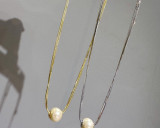 Collar chapado en oro de 18 quilates con revestimiento de acero de titanio y perlas de imitación de color sólido y estilo simple y elegante
