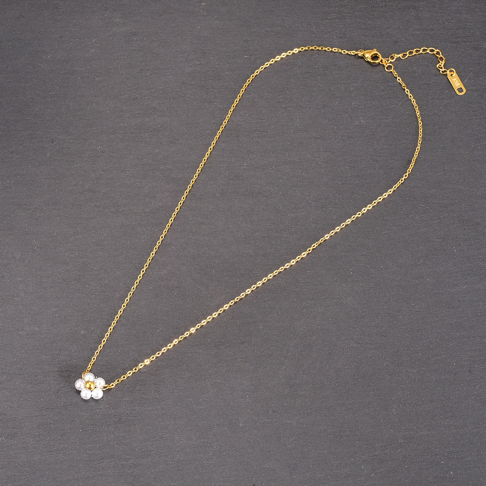 Collar con colgante chapado en oro de 18 quilates con revestimiento de perlas de cristal de acero inoxidable con flor retro