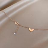 Collar chapado en oro de 18 quilates con incrustaciones de acero de titanio y forma de corazón de estilo simple