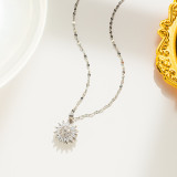 Collar con colgante de diamantes de imitación con incrustaciones de acero de titanio y flores de estilo simple