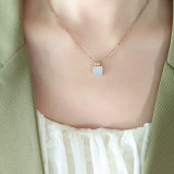 1 pieza elegante collar con colgante de concha acrílica con incrustaciones de acero de titanio geométrico