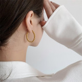 1 par de aretes chapados en oro y acero de titanio con revestimiento de color sólido