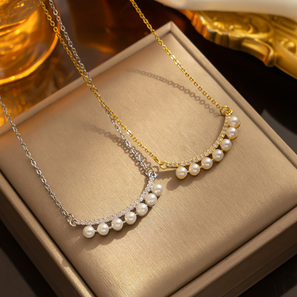 Collar chapado en oro de 18 quilates con perlas de agua dulce con incrustaciones de acero de titanio y cara sonriente de estilo simple