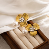 1 par de pendientes chapados en oro con perlas artificiales de acero inoxidable con incrustaciones de mariposas y flores de estilo sencillo y dulce