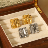 1 par de aretes chapados en oro de 18 quilates de acero inoxidable plisados ​​con revestimiento de color sólido de estilo simple