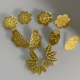 1 par de pendientes chapados en oro de 18 quilates con diseño de hojas y flores de estilo dulce y sencillo