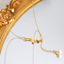 Collar con colgante chapado en oro de 18 quilates con revestimiento de acero de titanio y concha de perla de imitación de flor de estilo barroco informal