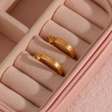 1 par de pendientes de aro chapados en oro de 18 quilates con revestimiento de acero inoxidable redondo de estilo simple