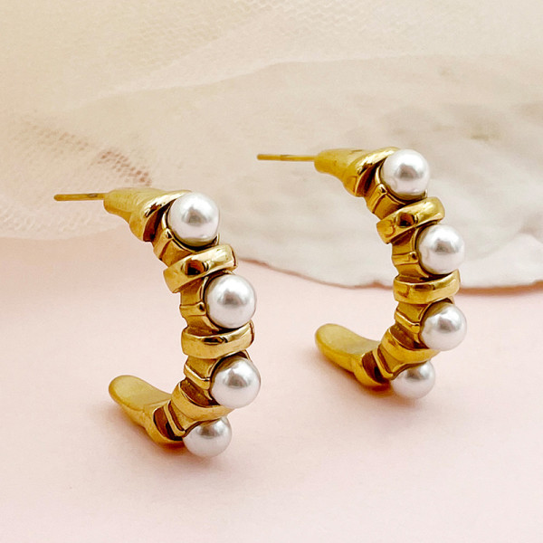 1 par de pendientes chapados en oro y perlas de acero inoxidable con incrustaciones en forma de C de estilo Simple informal