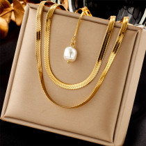 Collares en capas chapados en oro de 18 quilates con perlas artificiales y incrustaciones de acero de titanio geométrico elegante