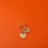 1 par de pendientes colgantes chapados en oro de 18 quilates con forma de corazón y letras de estilo sencillo