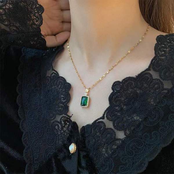 Collar con colgante de piedras preciosas artificiales con incrustaciones de acero de titanio rectangular retro