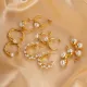 1 par de pendientes chapados en oro con perlas artificiales de acero inoxidable con incrustaciones cuadradas en forma de C de estilo moderno para vacaciones