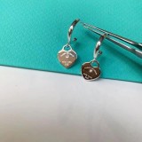 1 par de pendientes de diamantes de imitación de acero de titanio con incrustaciones en forma de corazón y letras de estilo Simple y elegante