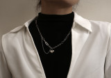 Collar con colgante de cadena de acero de titanio con forma de corazón de estilo simple