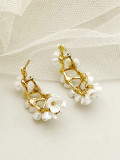 1 par de aretes chapados en oro con perlas artificiales de acero inoxidable con incrustaciones de flores elegantes