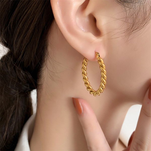 1 par de aretes chapados en oro y acero de titanio con revestimiento de color sólido