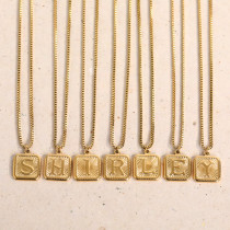 Collar con colgante chapado en oro de 18 quilates con revestimiento de acero de titanio con letras de estilo simple