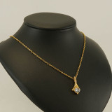 Collar con colgante chapado en oro de 18 quilates con incrustaciones de diamantes de imitación geométricos brillantes de estilo moderno