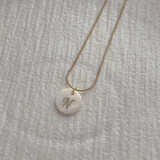 Collar con colgante de concha de acero inoxidable con letras de estilo simple