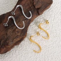 1 par de aretes chapados en oro de 18 quilates de acero titanio con revestimiento de serpiente de estilo simple básico