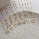 Collar con colgante de concha de acero inoxidable con letras de estilo simple