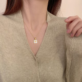 Collar simple de concha blanca cuadrada en forma de corazón de acero inoxidable chapado en oro de 18 quilates