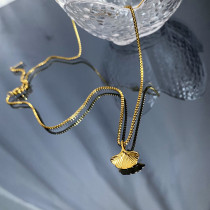 Collar con colgante chapado en oro de 18 quilates con revestimiento de acero de titanio y hoja de Ginkgo de estilo simple