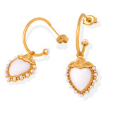 1 par de pendientes elegantes chapados en forma de corazón para vacaciones con incrustaciones de perlas de imitación de acero y titanio, perlas artificiales chapadas en oro de 18K