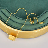 Collar con colgante chapado en oro de 18 quilates con revestimiento de acero de titanio y cara sonriente cuadrada con letras de estilo simple