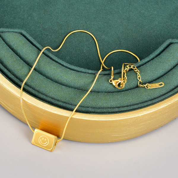 Collar con colgante chapado en oro de 18 quilates con revestimiento de acero de titanio y cara sonriente cuadrada con letras de estilo simple