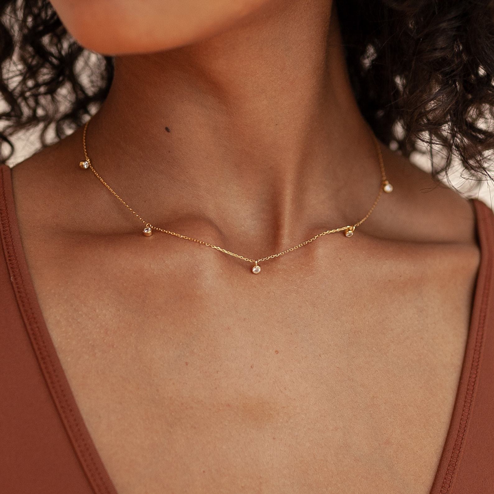 Collar de circonio chapado en oro de acero de titanio redondo de estilo simple al por mayor