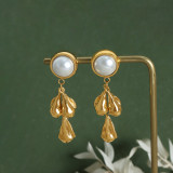1 par de elegantes pendientes redondos chapados en titanio con incrustaciones de acero y perlas artificiales chapados en oro de 18 quilates