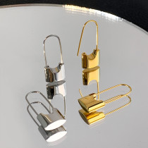 1 par de pendientes chapados en oro de 18 quilates de acero titanio con forma de U para mujer