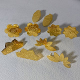 1 par de pendientes chapados en oro de 18 quilates con diseño de hojas y flores de estilo dulce y sencillo