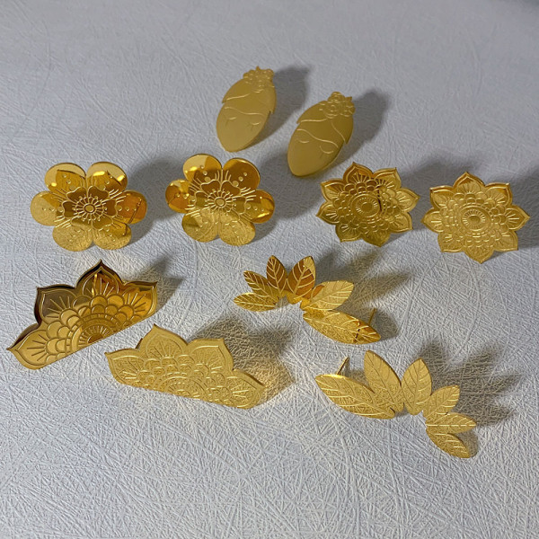 1 par de pendientes chapados en oro de 18 quilates con diseño de hojas y flores de estilo dulce y sencillo