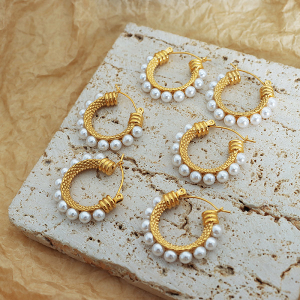 1 par de pendientes chapados en oro de 18 quilates con incrustaciones de perlas artificiales de acero inoxidable en forma de C de estilo vintage