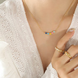 Lindo collar chapado en oro de acero titanio con cara sonriente
