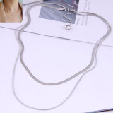 Exquisito collar de acero de titanio de doble capa con cadena plana de hueso de serpiente