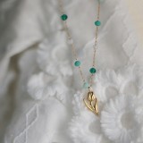 Collar chapado en oro de 18 quilates de acero de titanio con pintura al óleo de flor de tulipán verde retro de piedra mixta