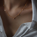 Lujoso collar chapado en oro de 18 quilates con incrustaciones de acero y titanio triangular de estilo británico